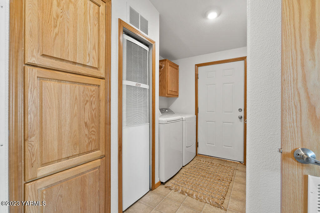 1305 Faucher Road Moxee, WA 98936 - Photo 27 of 40 a view of a hallway with closet area