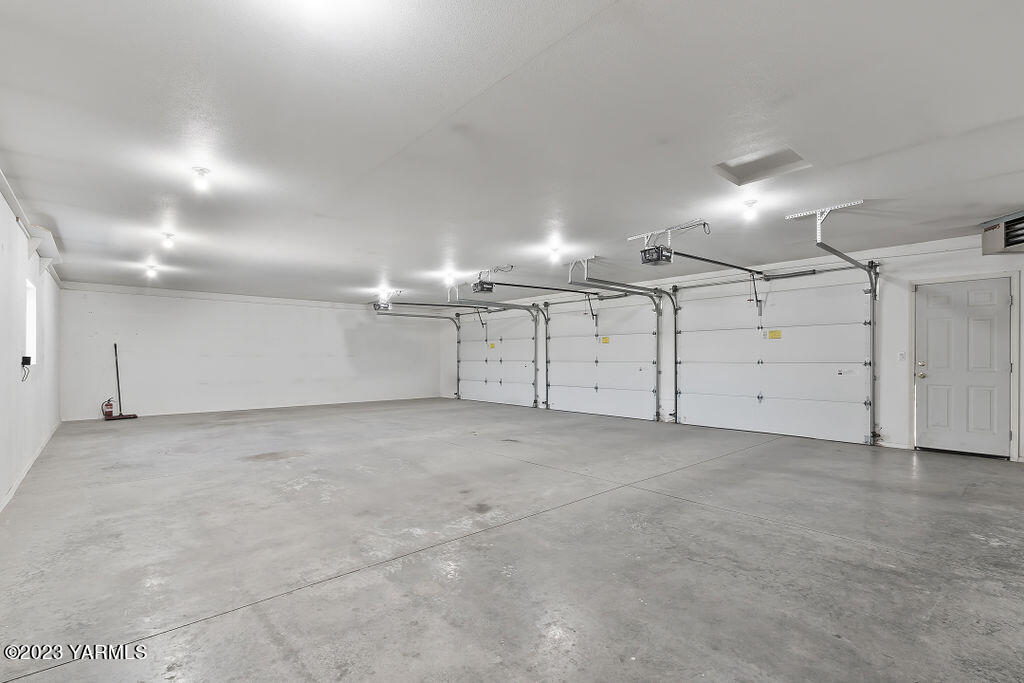 1305 Faucher Road Moxee, WA 98936 - Photo 29 of 40 a view of a garage