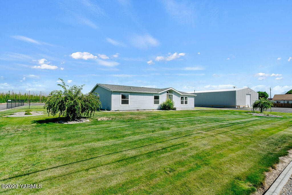 1305 Faucher Road Moxee, WA 98936 - Photo 3 of 40 a front view of house with yard and green space
