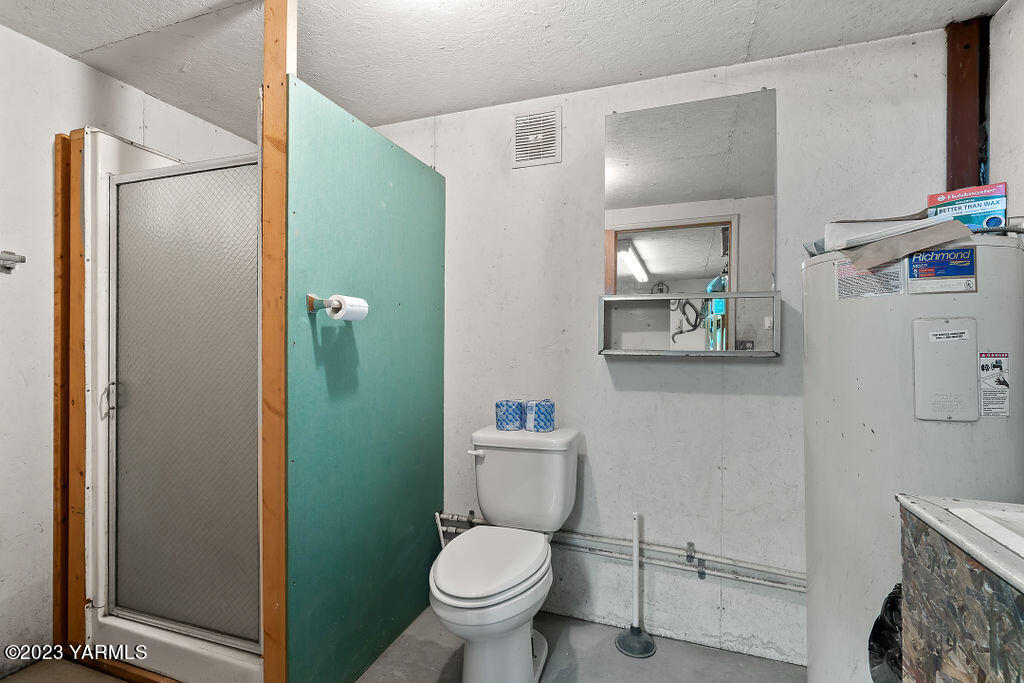 1305 Faucher Road Moxee, WA 98936 - Photo 35 of 40 a bathroom with a toilet and a sink