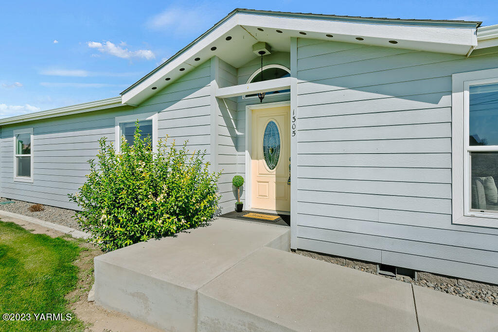 1305 Faucher Road Moxee, WA 98936 - Photo 4 of 40 a view of a garage