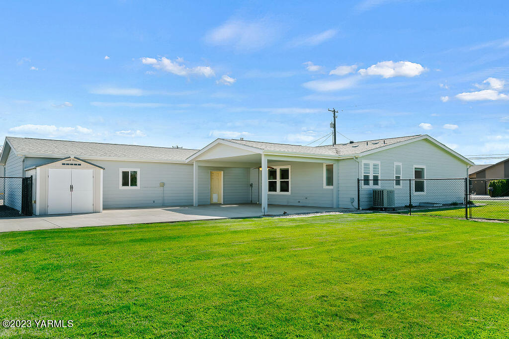 1305 Faucher Road Moxee, WA 98936 - Photo 6 of 40 a front view of a house with a yard and garage