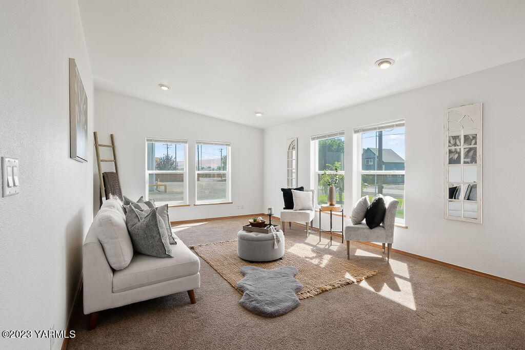 1305 Faucher Road Moxee, WA 98936 - Photo 8 of 40 a living room with furniture and large windows