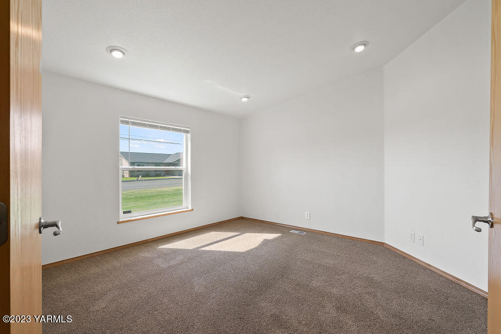 1305 Faucher Road Moxee, WA 98936 - Photo 10 of 40 an empty room with a window