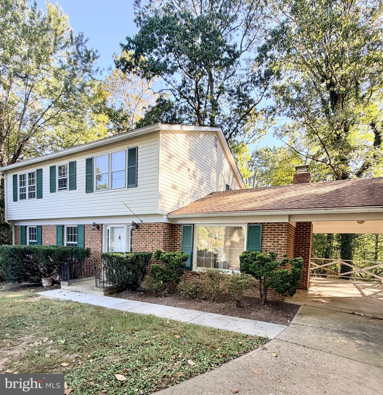 9513 Stevebrook Road Fairfax, VA 22032 - Photo 2 of 37 a front view of a house with garden