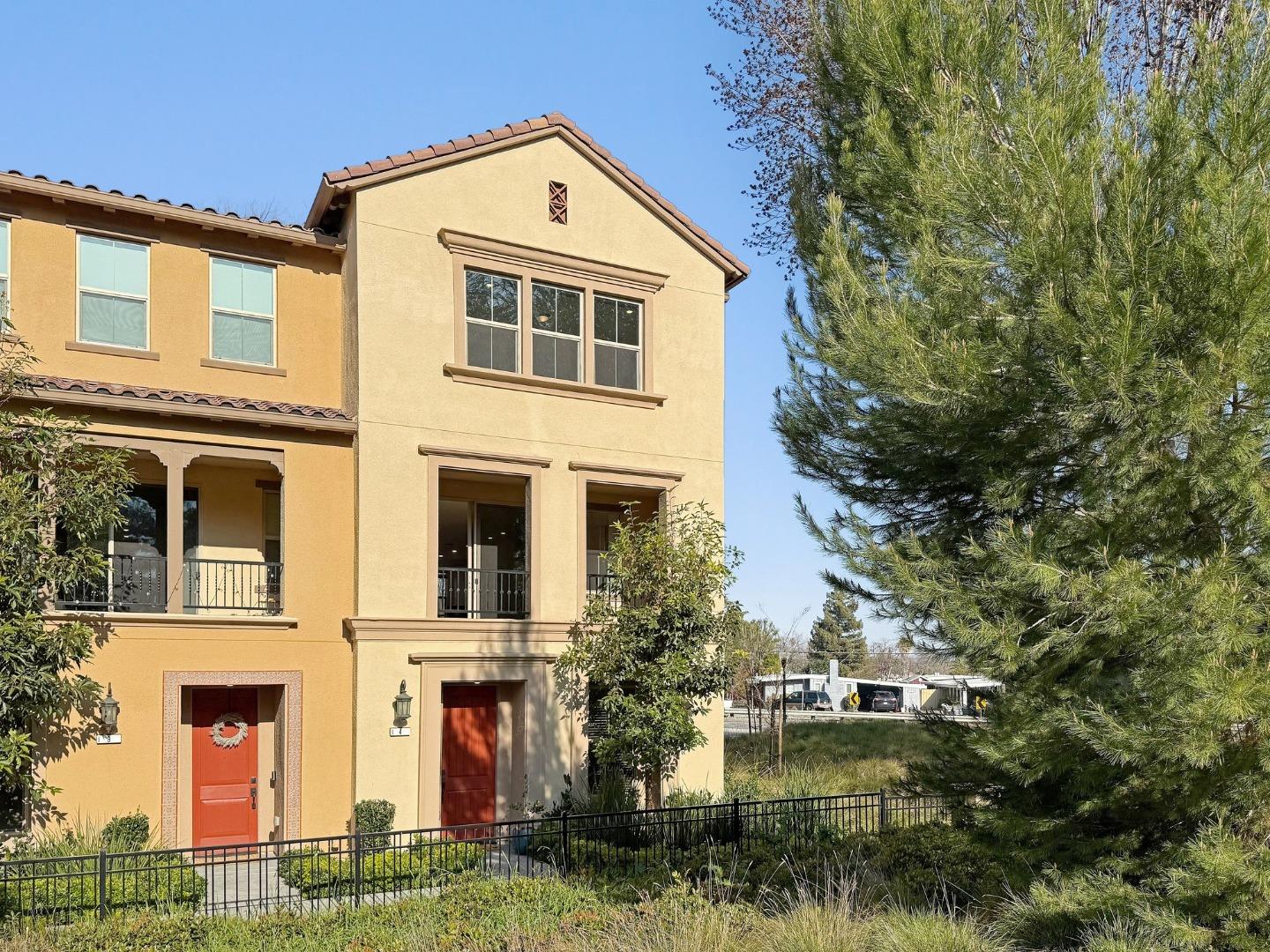 1070 Darwin Terrace, Unit 4 Sunnyvale, CA 94085 - Photo 4 of 52