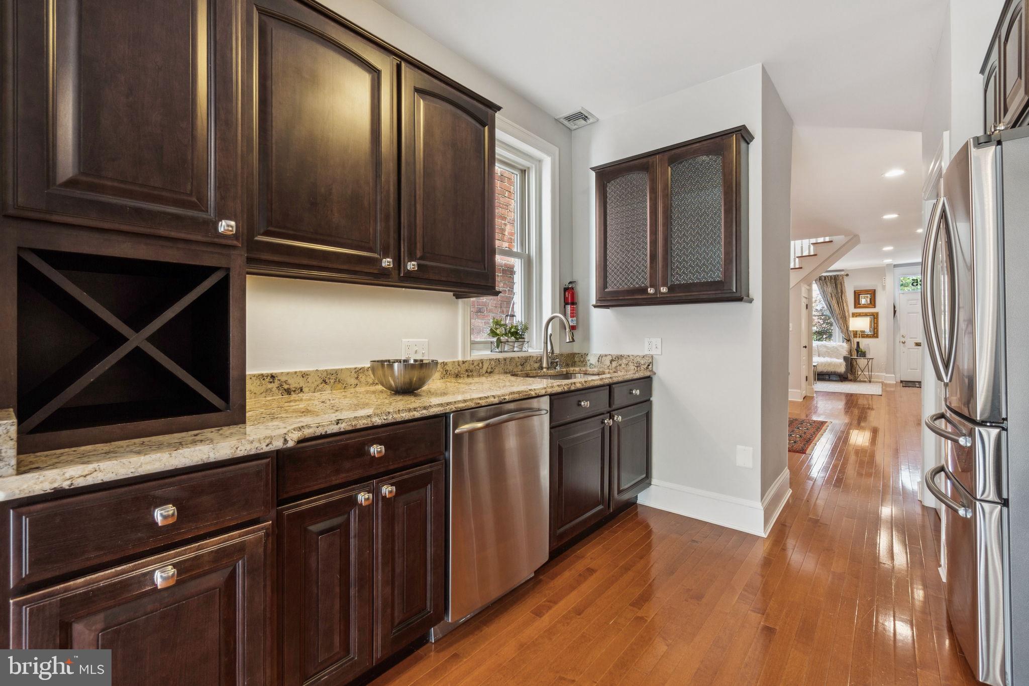 425 16th Street Southeast Washington, DC 20003 - Photo 10 of 58 Granite counters, stainless appliances