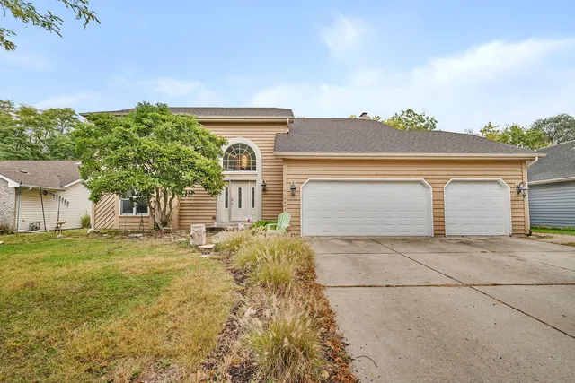 $369,900 | 1206 Pleasant Knoll Drive, Joliet, IL 60435