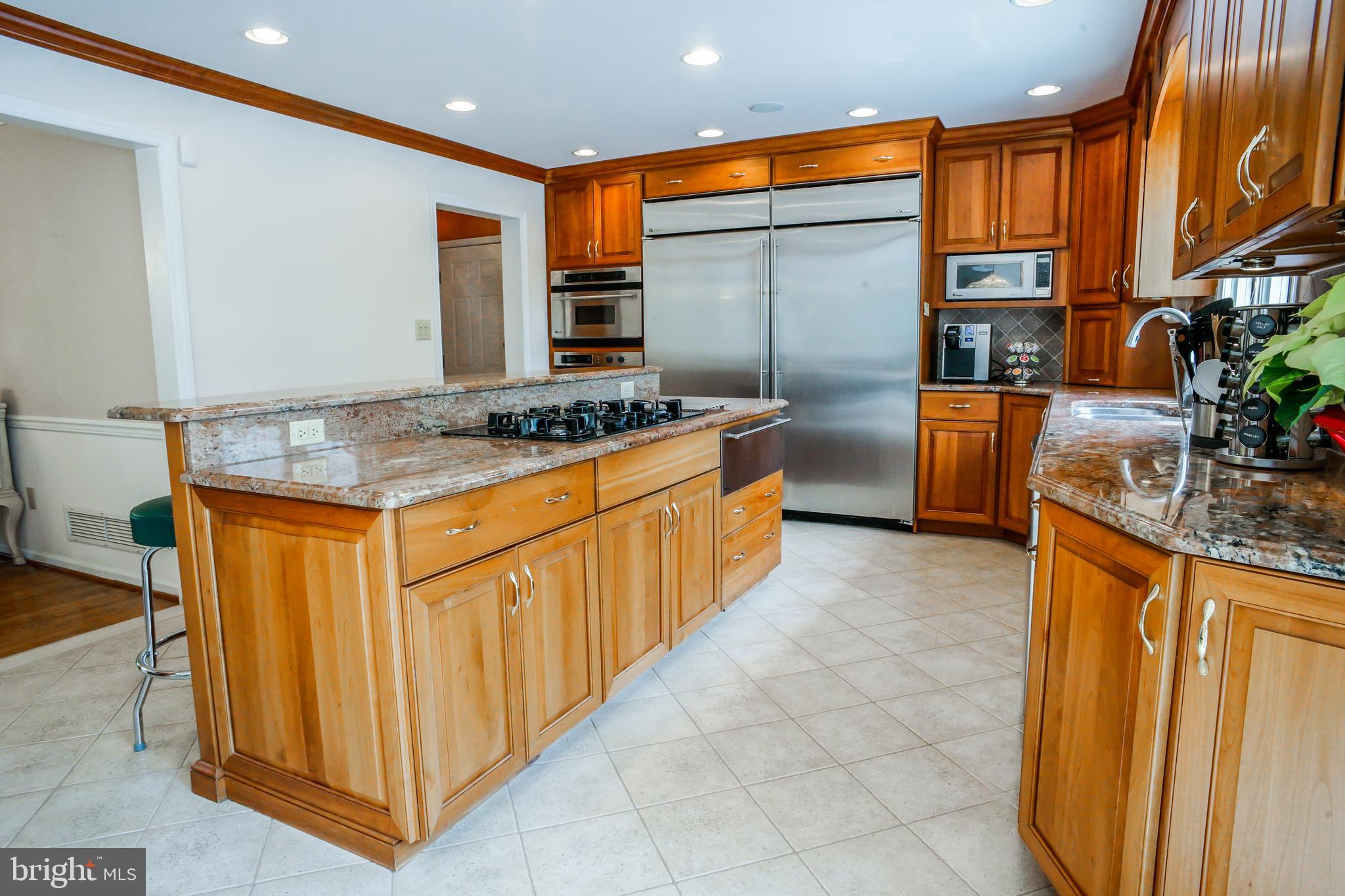 4 Beechwood Circle Chadds Ford, PA 19317 - Photo 34 of 129 Warming tray in the island