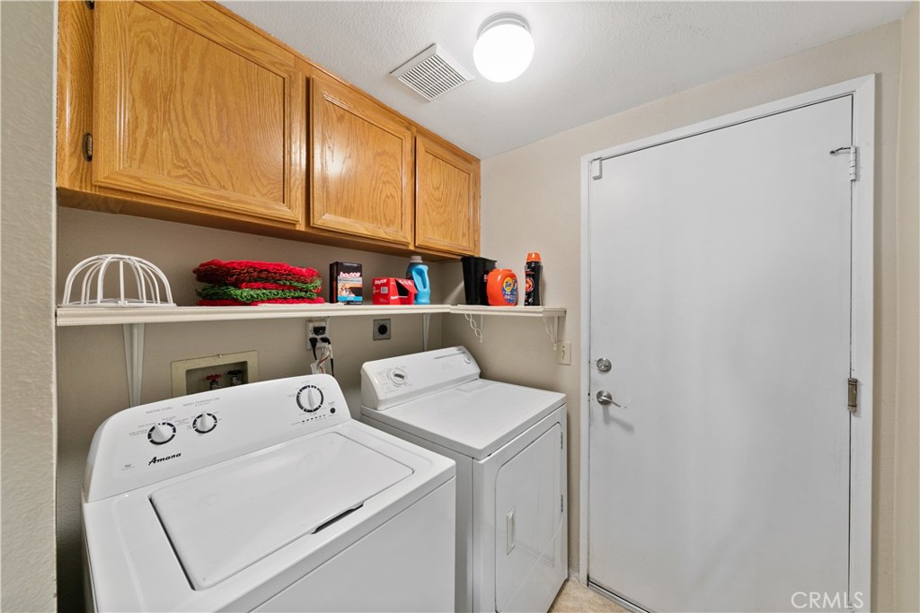 26592 Braddock Road Menifee, CA 92586 - Photo 15 of 23 a utility room with dryer and washer