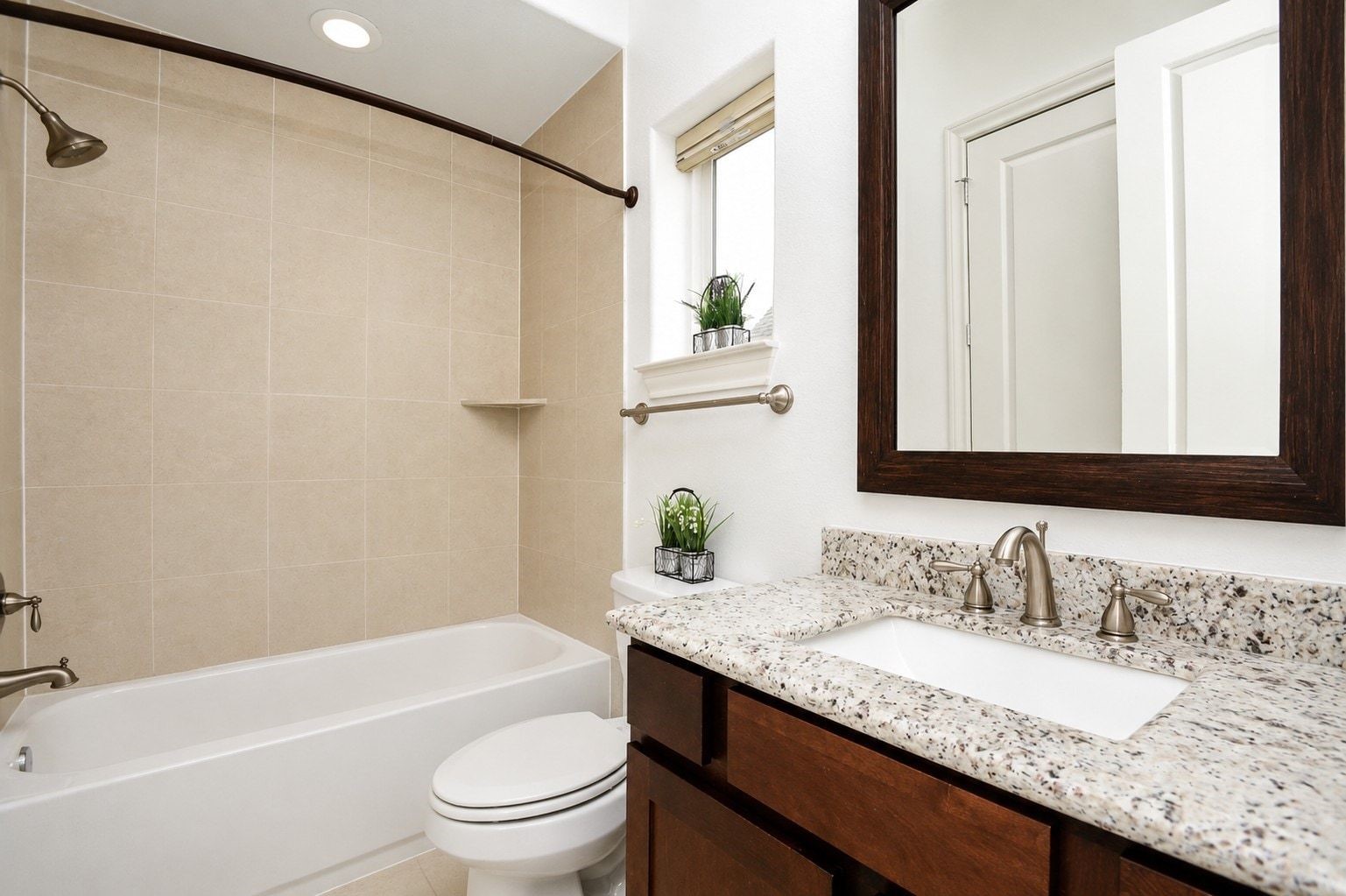 2960 Rusk Street Houston, TX 77003 - Photo 22 of 25 Ensuite full bathroom in 3rd floor guest bedroom.