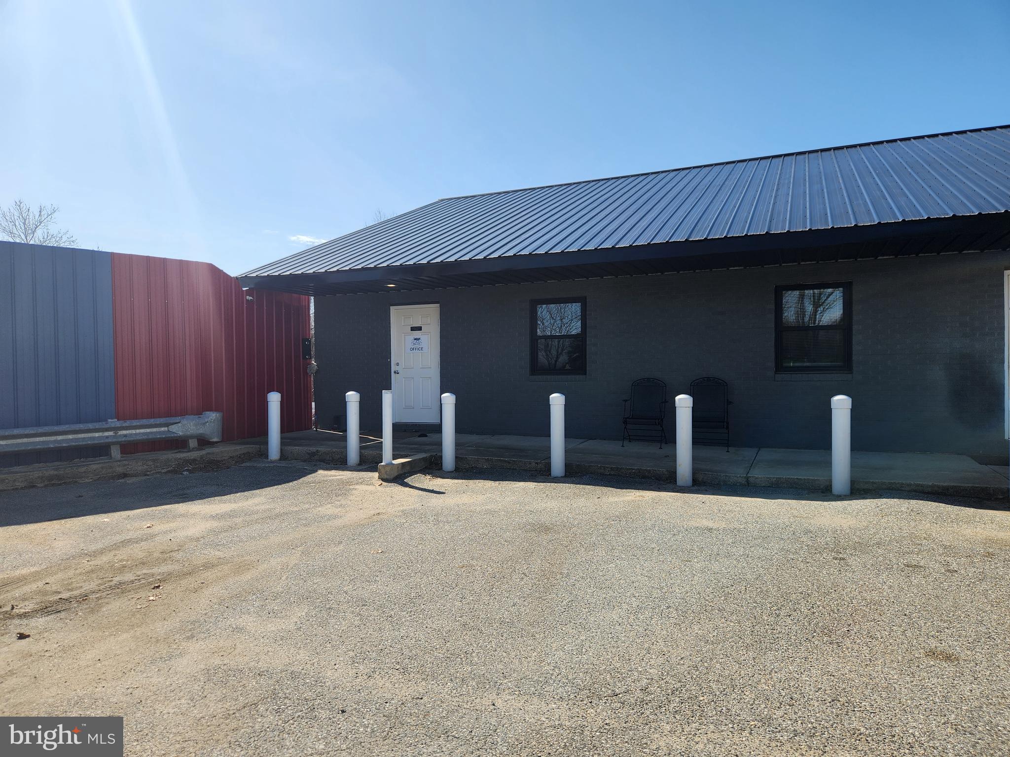 a big room with closet
