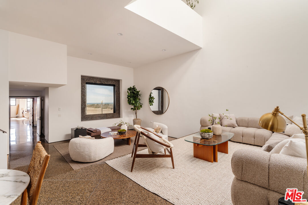 4 Yawl Street Marina del Rey, CA 90292 - Photo 14 of 34 a living room with furniture
