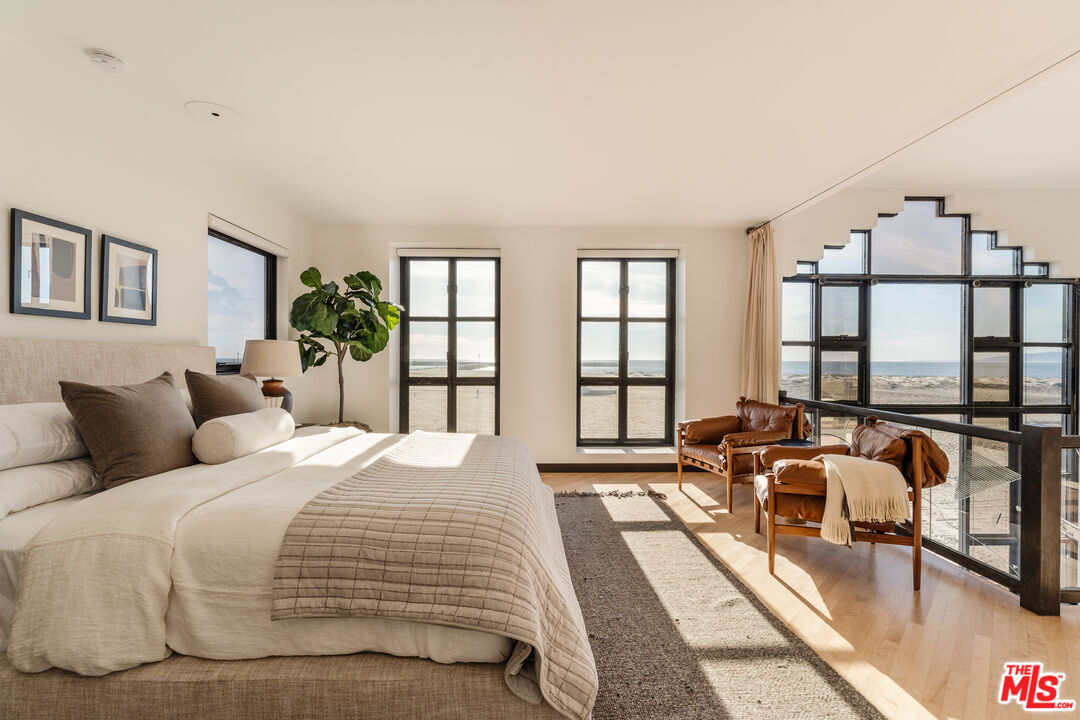 4 Yawl Street Marina del Rey, CA 90292 - Photo 19 of 34 a spacious bedroom with a bed a couch and a large window with outer view