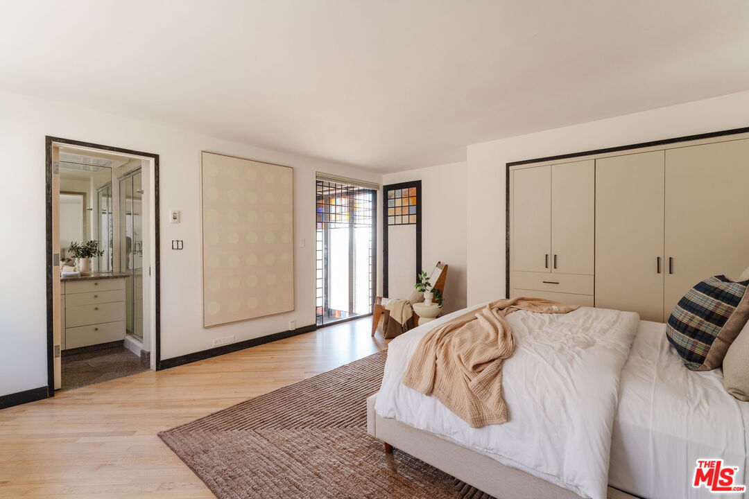 4 Yawl Street Marina del Rey, CA 90292 - Photo 26 of 34 a spacious bedroom with a bed and wooden floor
