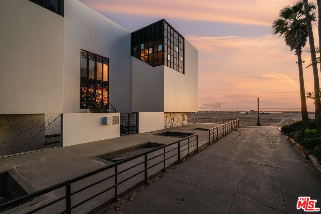 4 Yawl Street Marina del Rey, CA 90292 - Photo 5 of 34 a view of a terrace with seating area