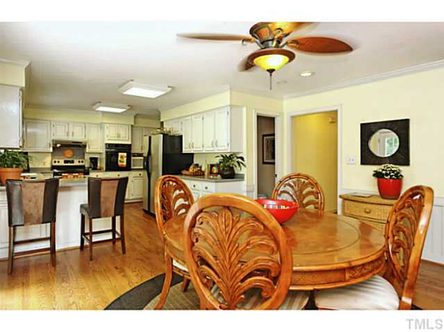5504 Shimer Farm Lane Raleigh, NC 27614 - Photo 8 of 25 a living room with furniture and kitchen view