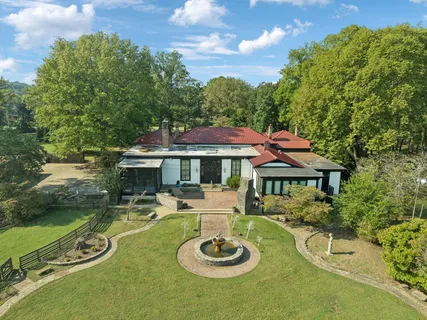 a view of a yard in front of house