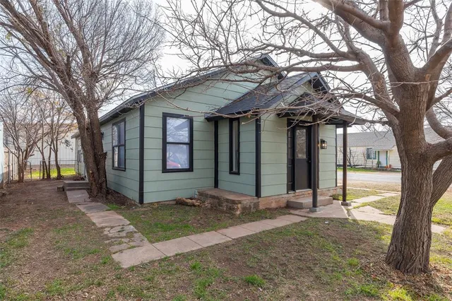 a view of a house with a yard