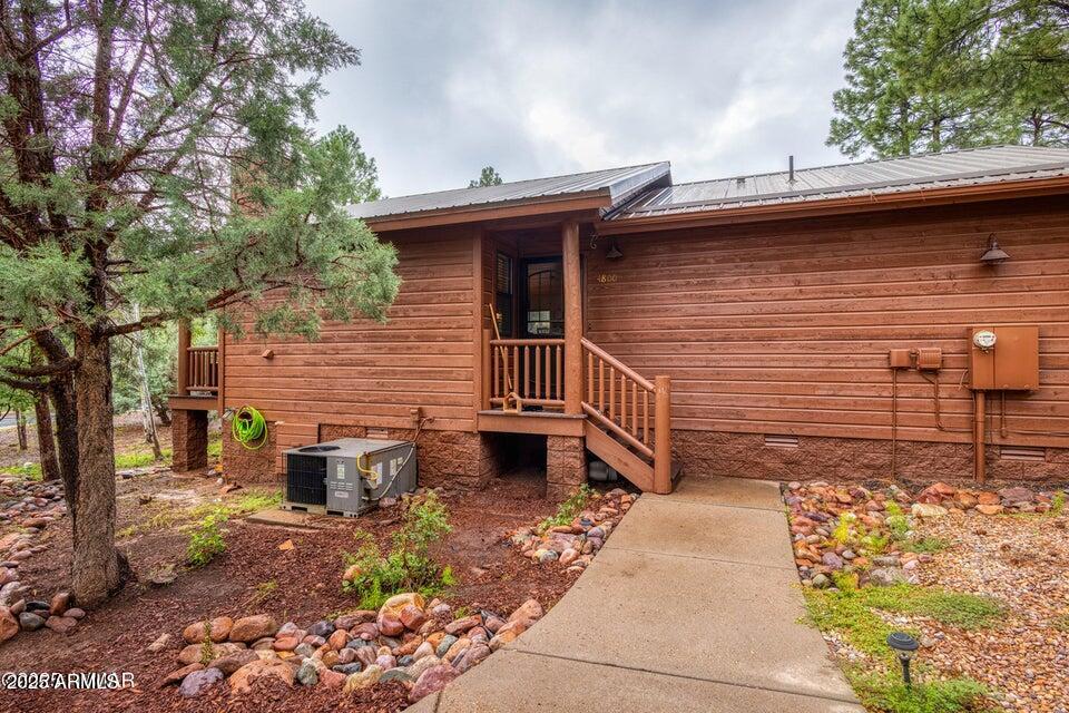 4800 West Tatanka Loop Show Low, AZ 85901 - Photo 4 of 36 a front view of a house with garden