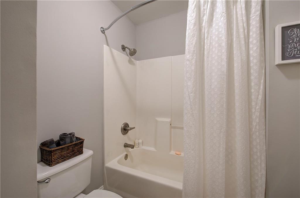 618 Manor Way Cartersville, GA 30120 - Photo 23 of 35 a bathroom with a bathtub