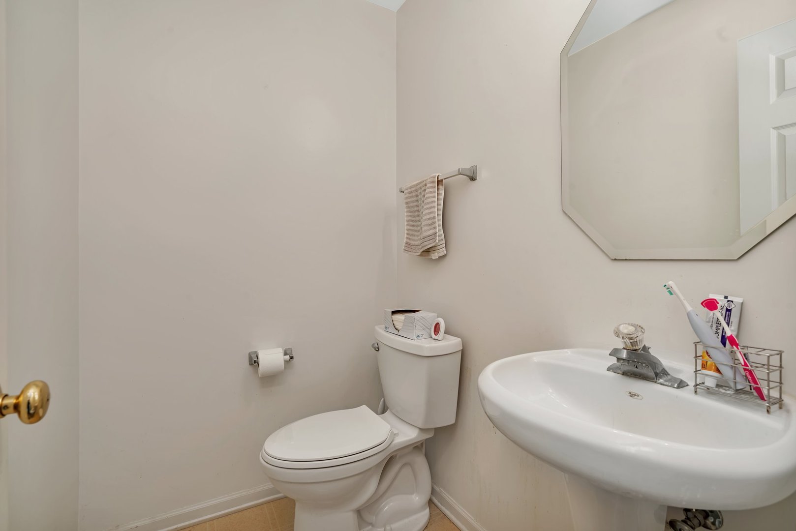 122 Enclave Circle, Unit D Bolingbrook, IL 60440 - Photo 10 of 20 a bathroom with a sink and a toilet