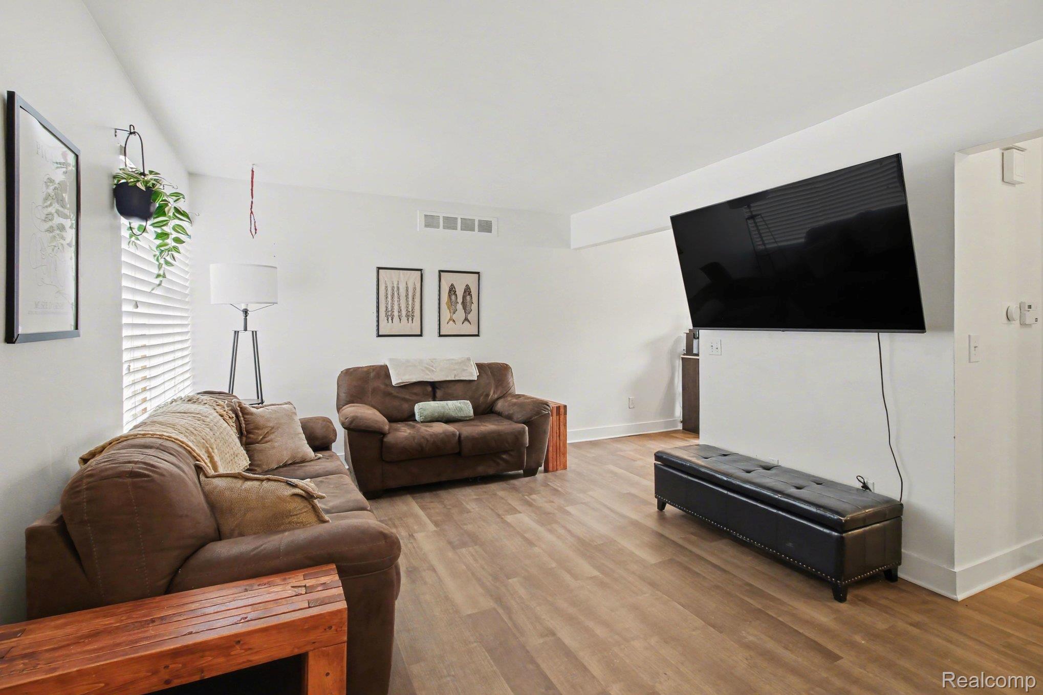 616 Rickett Road, Unit 118 Brighton, MI 48116 - Photo 5 of 21 008_file_5760.jpg
