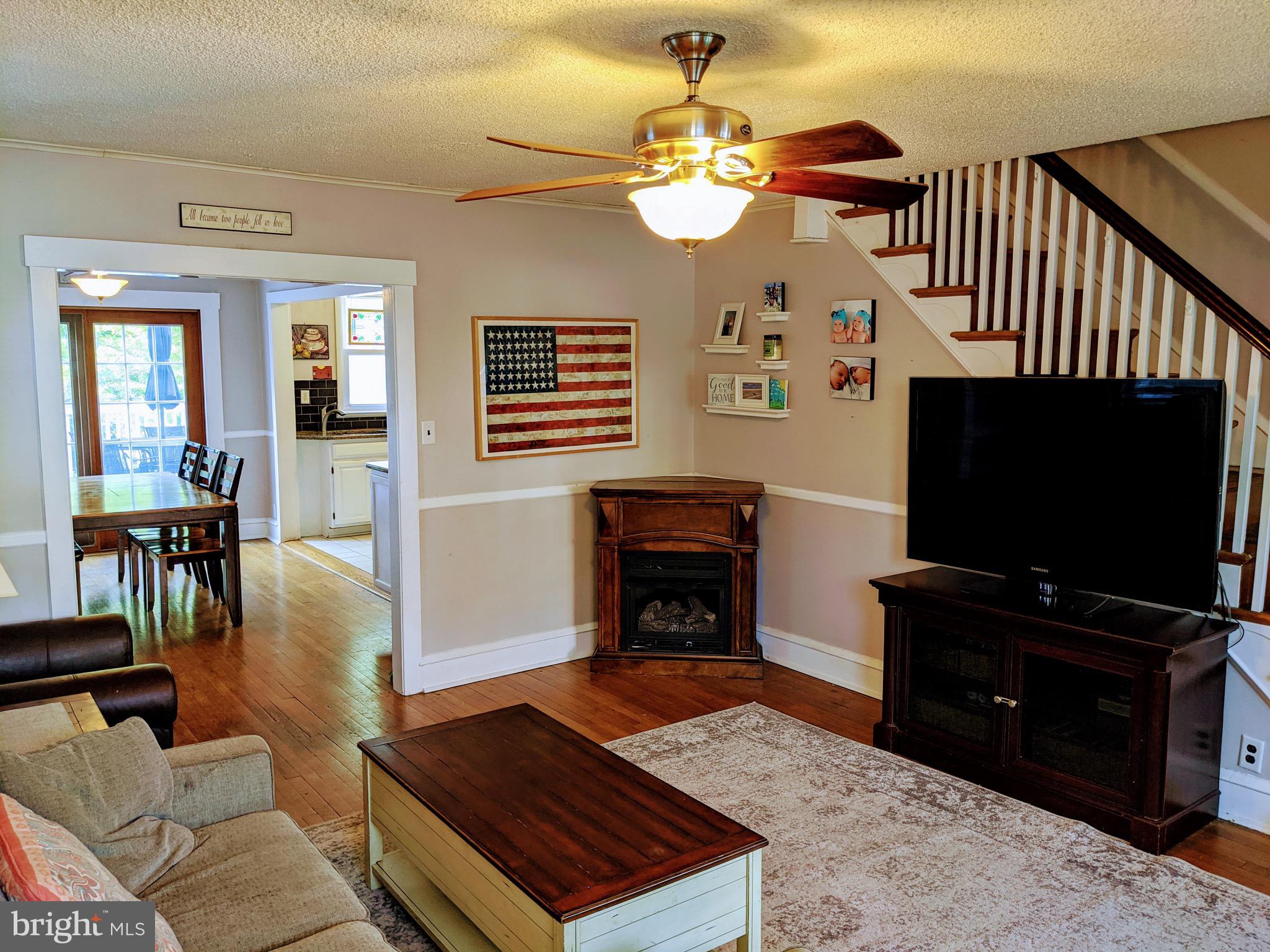 260 Rochelle Avenue Philadelphia, PA 19128 - Photo 3 of 18 Living Room