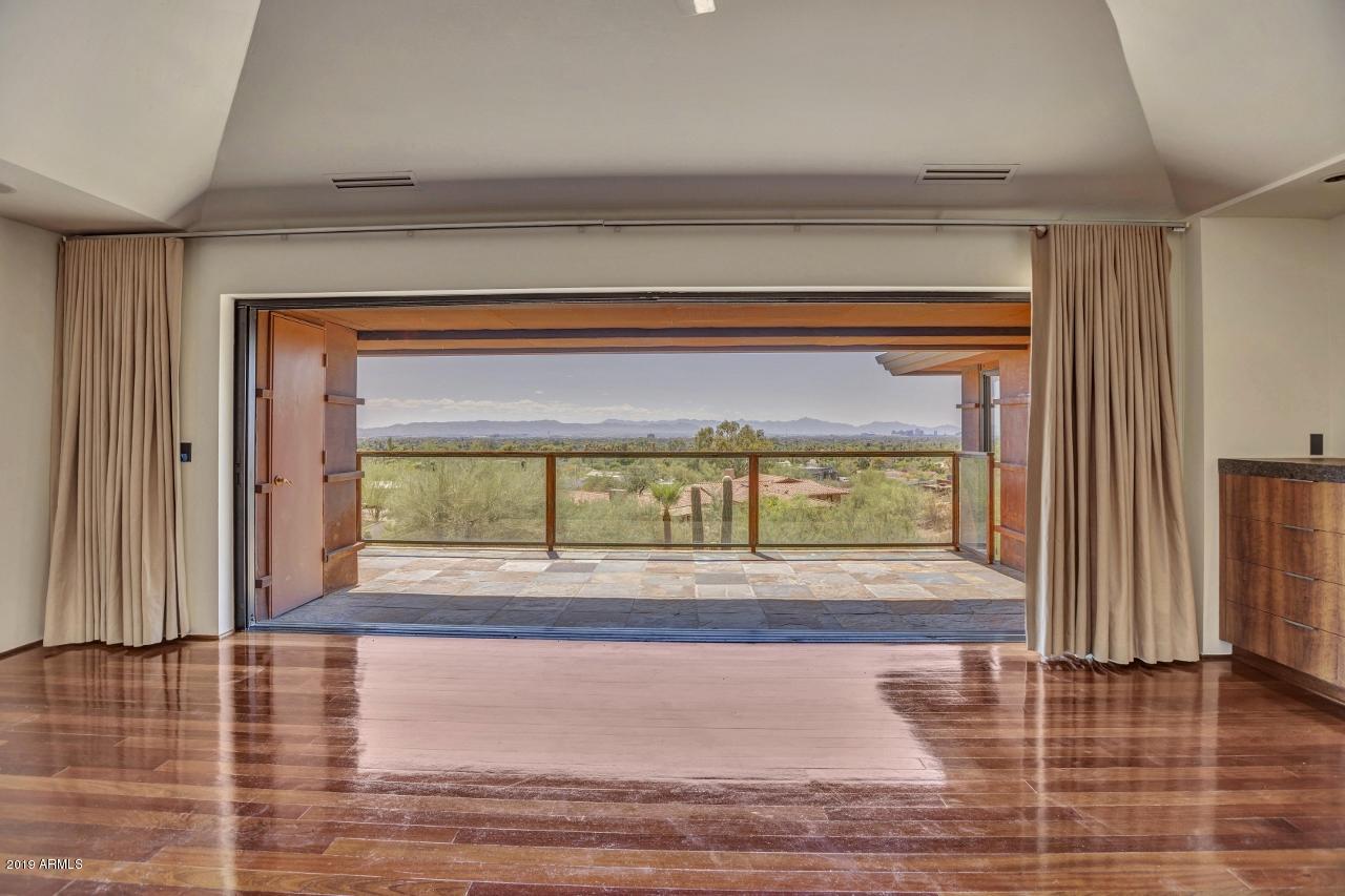 5401 East Wonderview Road Phoenix, AZ 85018 - Photo 7 of 58 Vanishing sliding doors