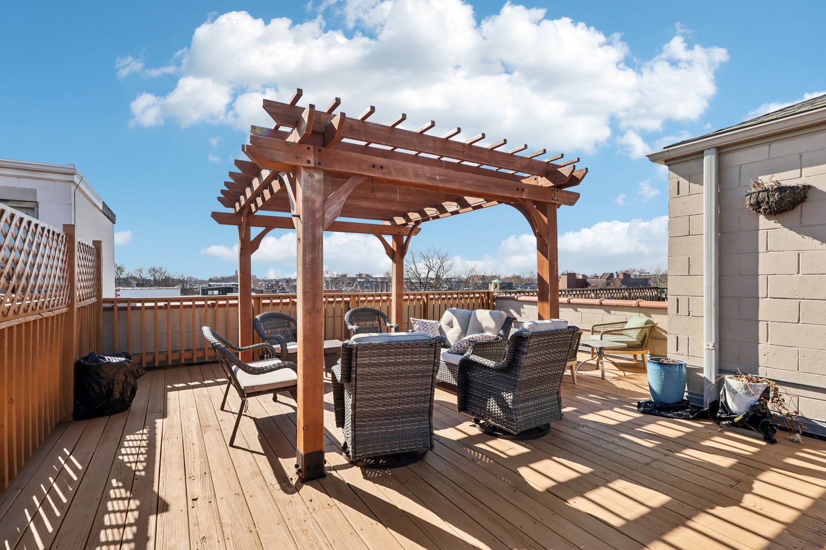 1473 West Irving Park Road, Unit 4E Chicago, IL 60613 - Photo 30 of 44 a view of a terrace