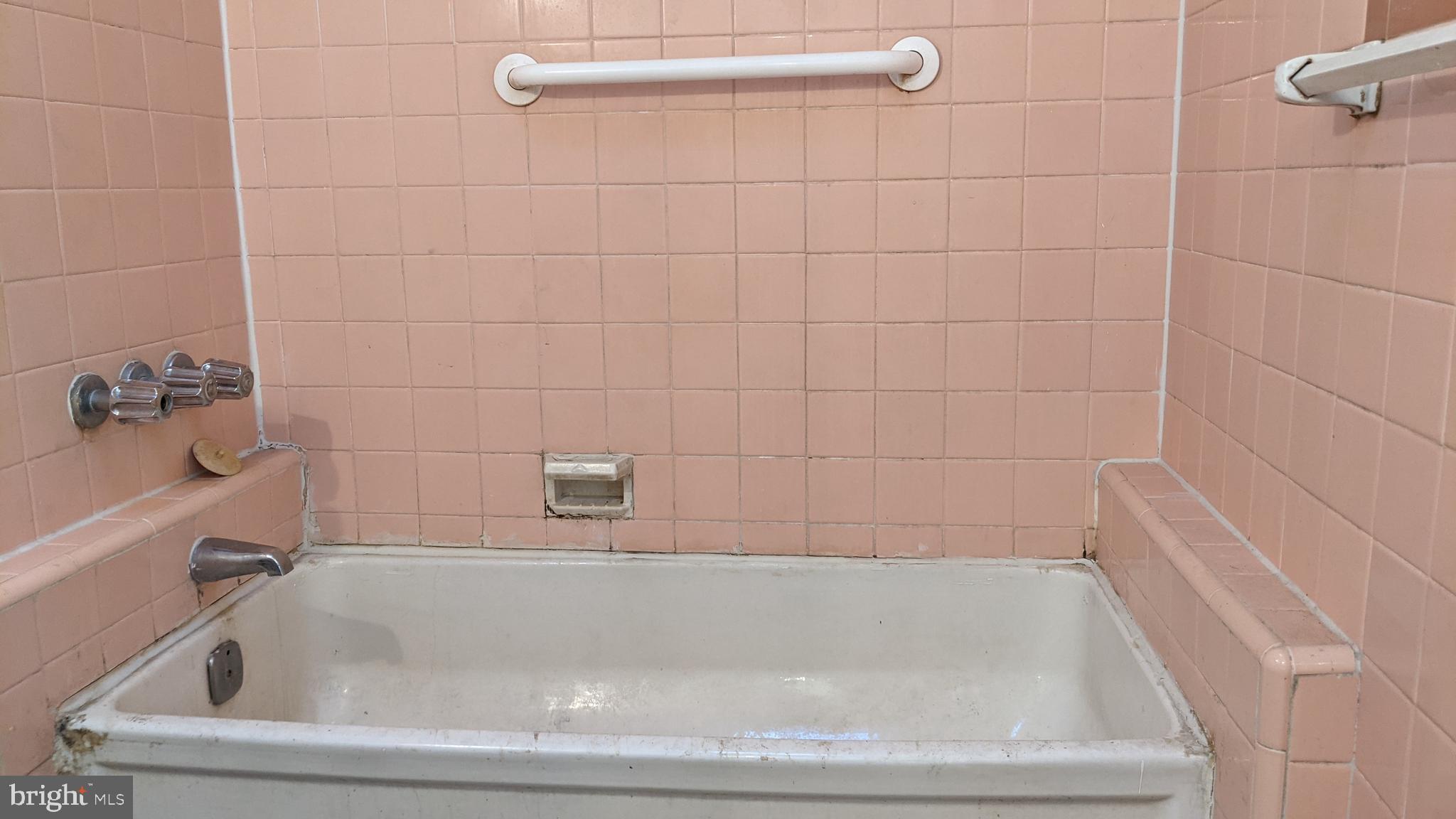 3162 Colorado Road Camden, NJ 08104 - Photo 16 of 21 a bathroom with a bath tub