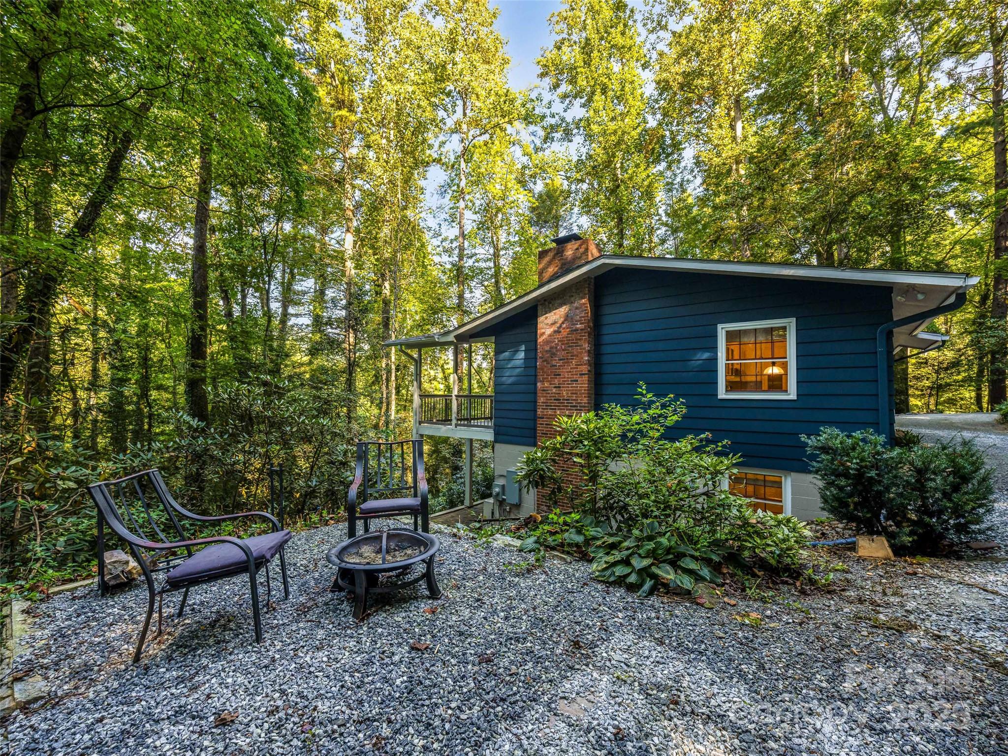 112 Top Of The Mountain Road Hendersonville, NC 28739 - Photo 24 of 28 a backyard of a house with table and chairs