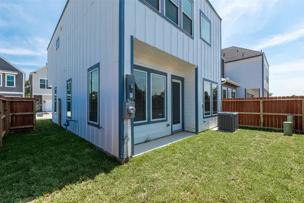 a view of a house with backyard