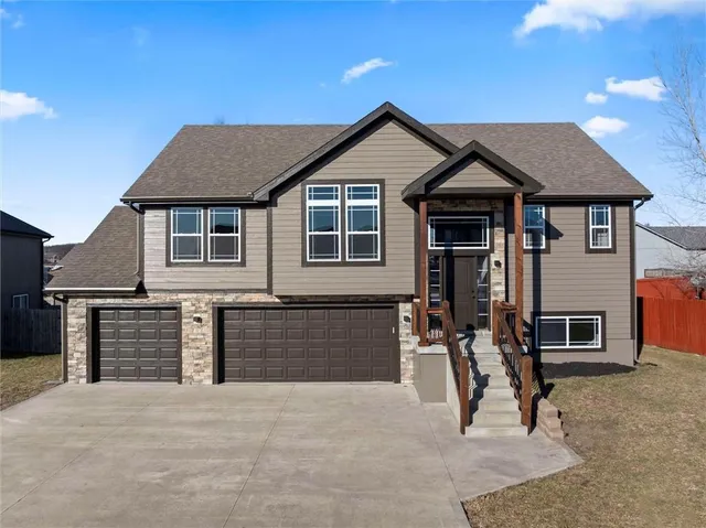 $420,000 | 916 North Hickory Drive, Tonganoxie, KS 66086