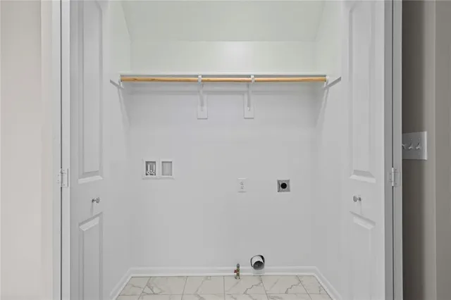 $420,000 | 916 North Hickory Drive, Tonganoxie, KS 66086