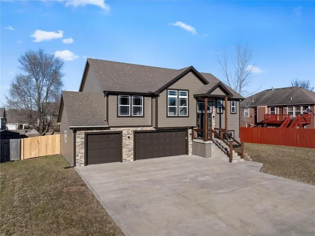 $420,000 | 916 North Hickory Drive, Tonganoxie, KS 66086