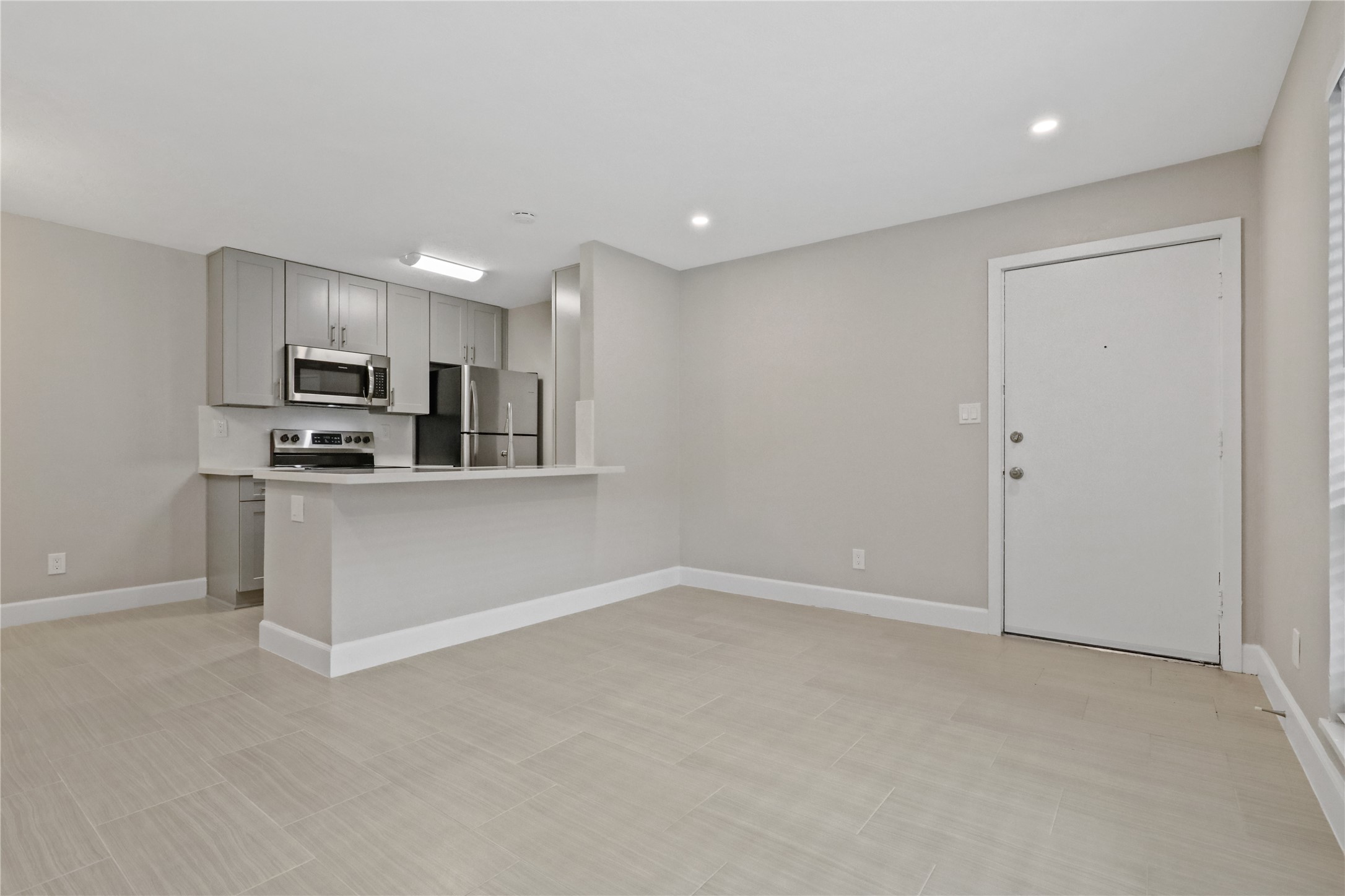 2201 Fountain View Drive, Unit 45 Houston, TX 77057 - Photo 7 of 11 a view of a kitchen with electric appliances