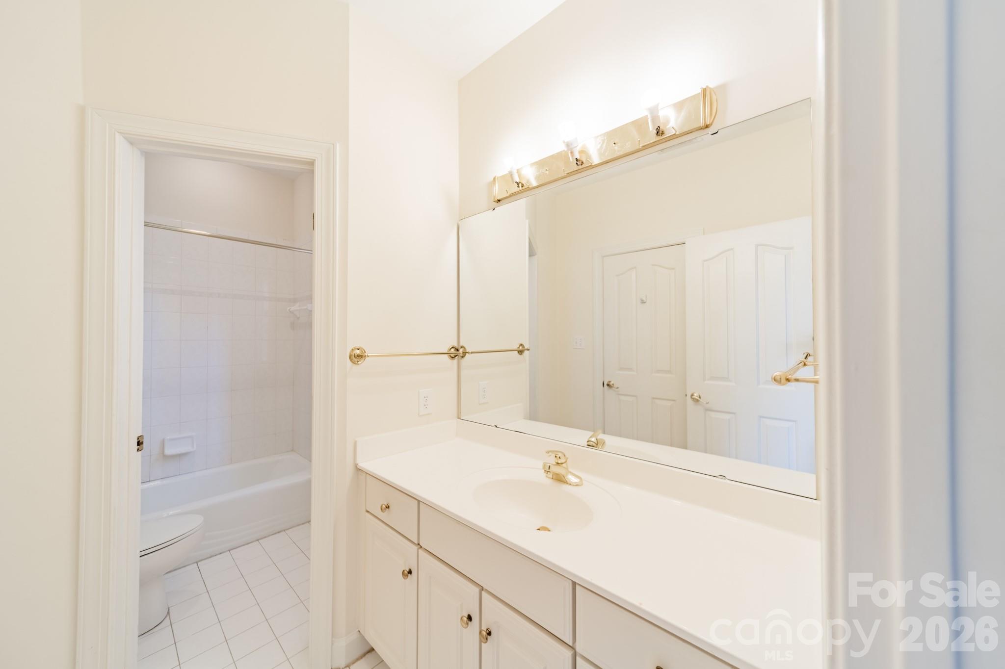 316 Kimberly Road Davidson, NC 28036 - Photo 22 of 37 a bathroom with a bathtub shower sink vanity and a mirror