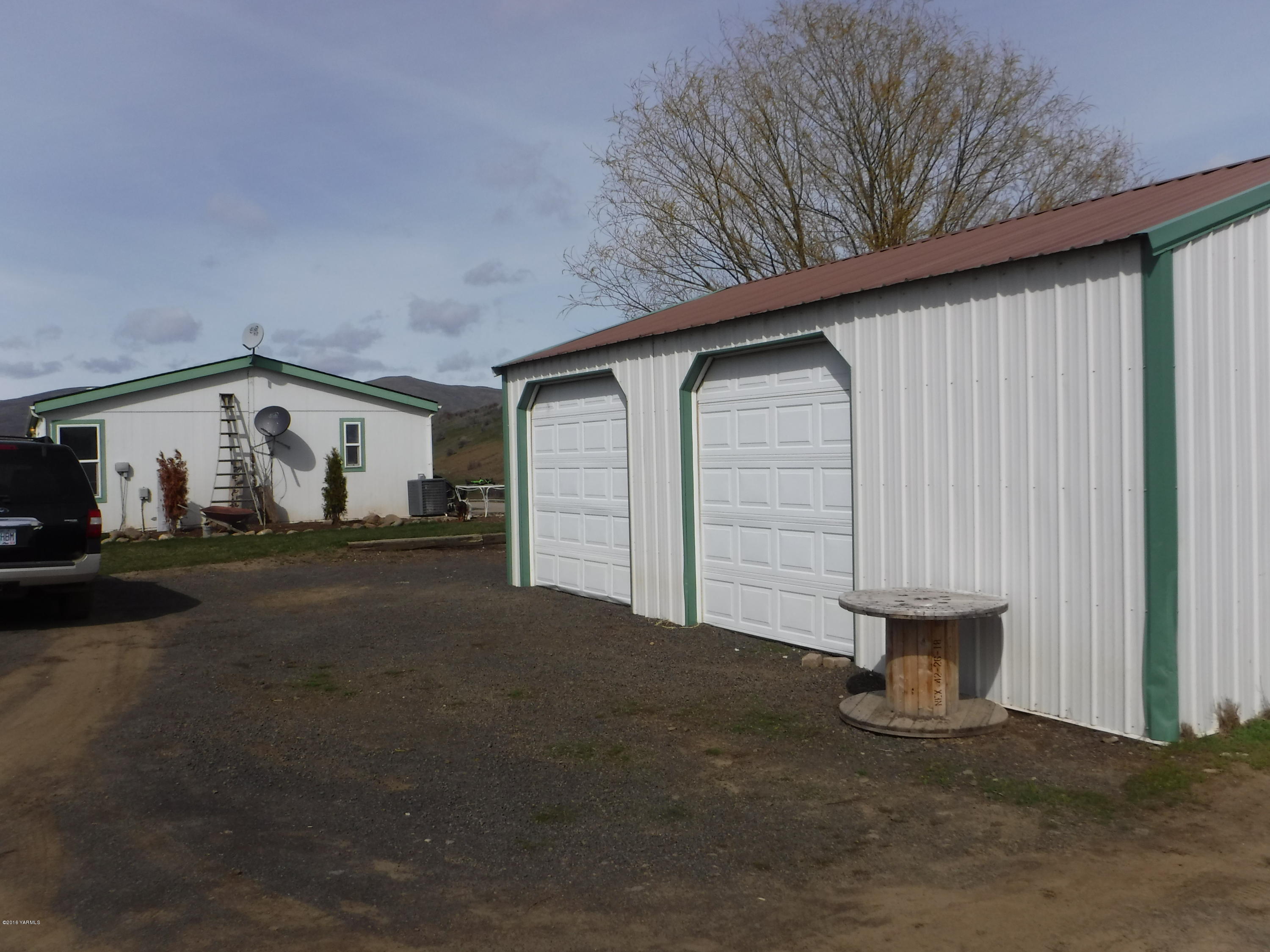 495 Burnham Road Yakima, WA 98908 - Photo 1 of 36 a view of a house with a yard