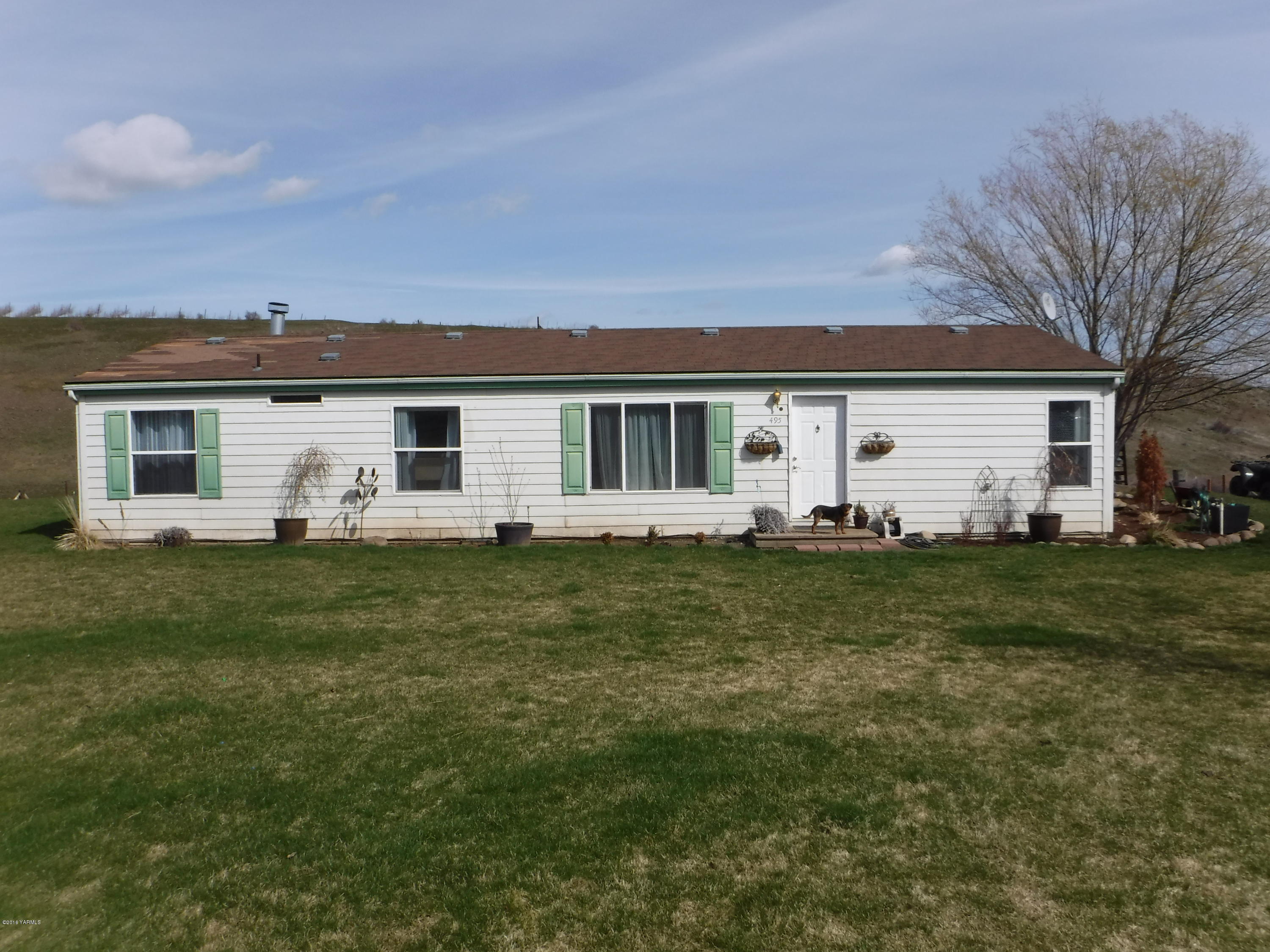 495 Burnham Road Yakima, WA 98908 - Photo 2 of 36 a front view of house with yard and trees in the background