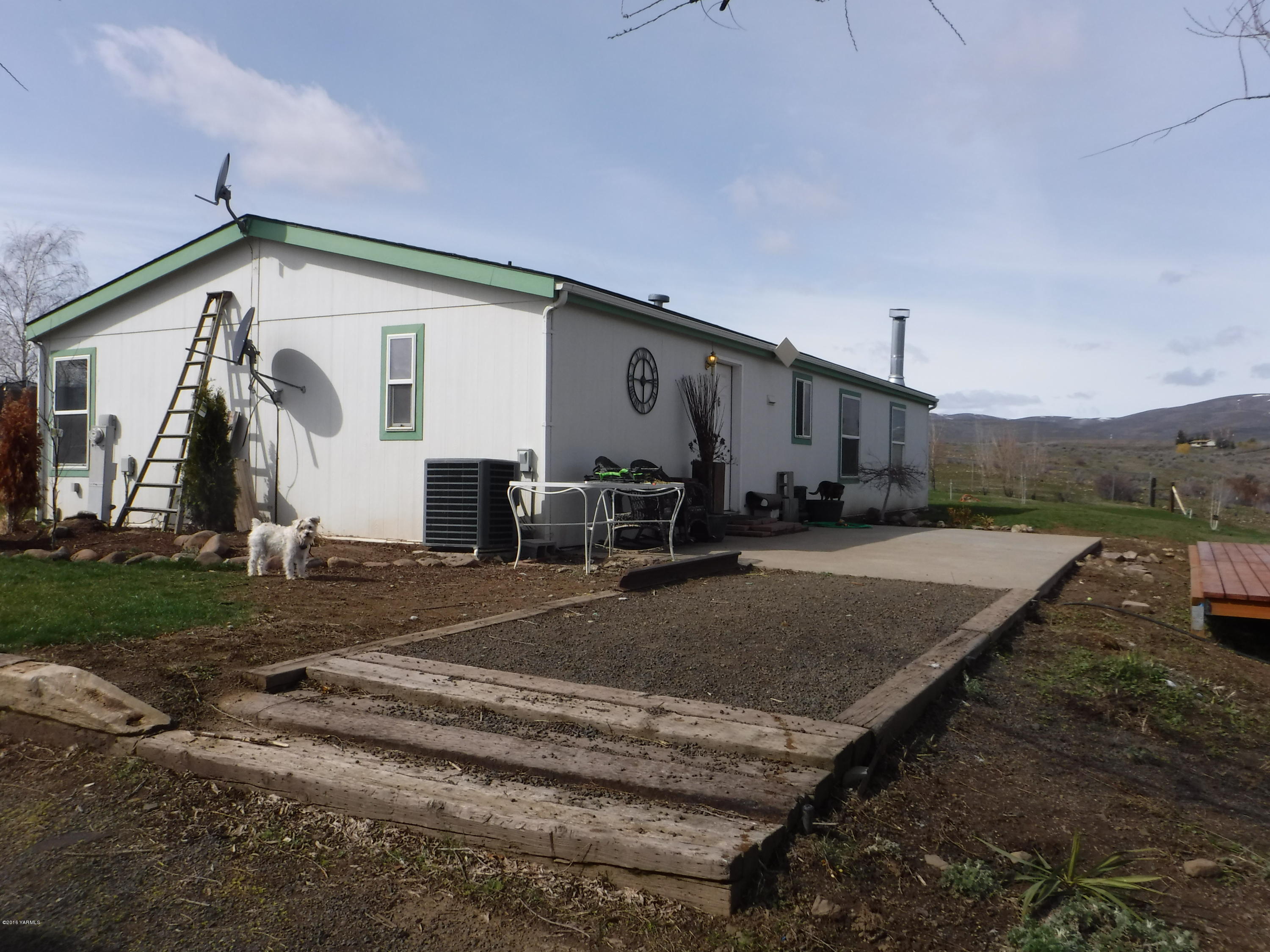 495 Burnham Road Yakima, WA 98908 - Photo 16 of 36 a view of a back yard of the house