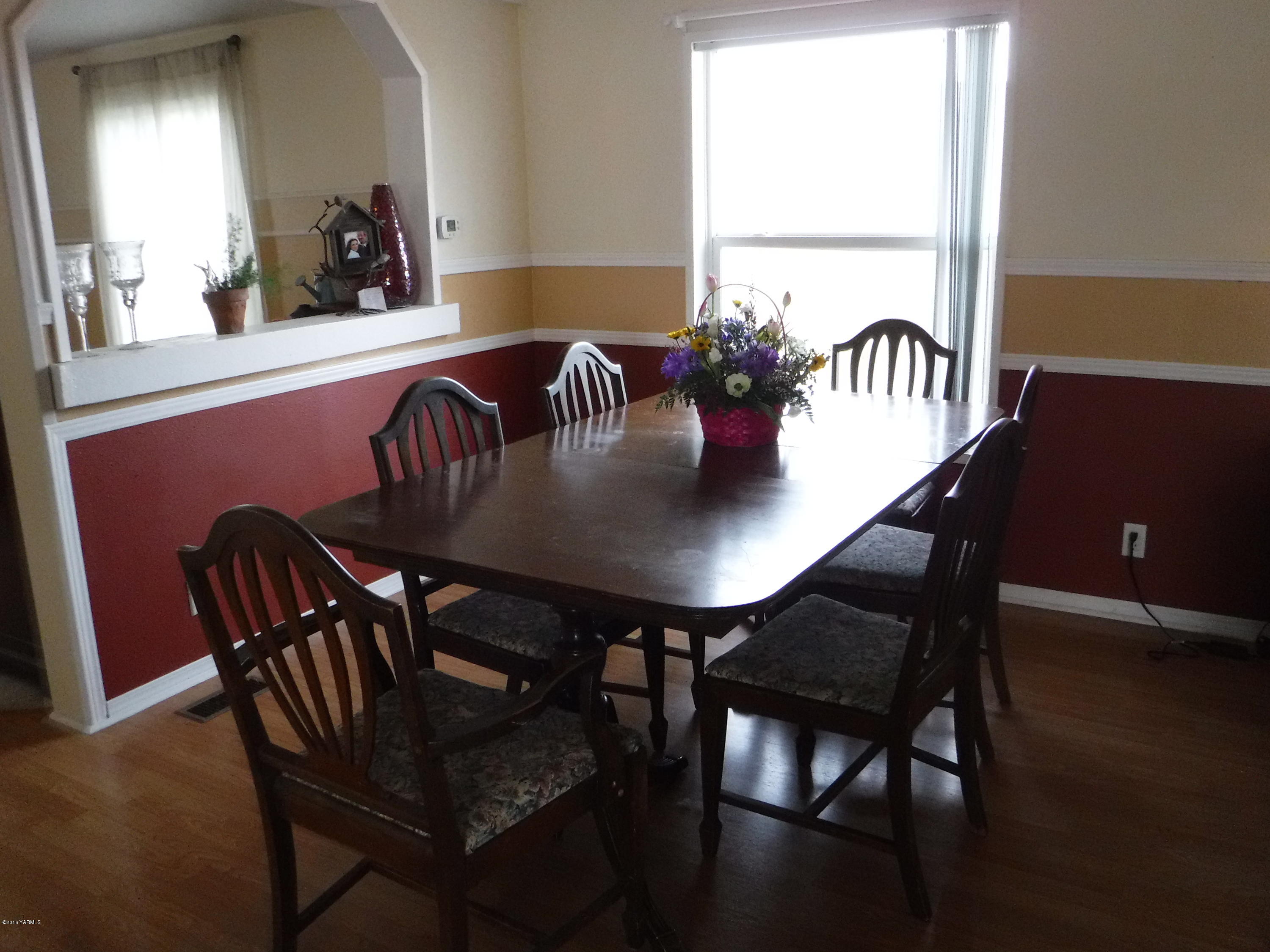 495 Burnham Road Yakima, WA 98908 - Photo 20 of 36 a view of a dining room with furniture and window