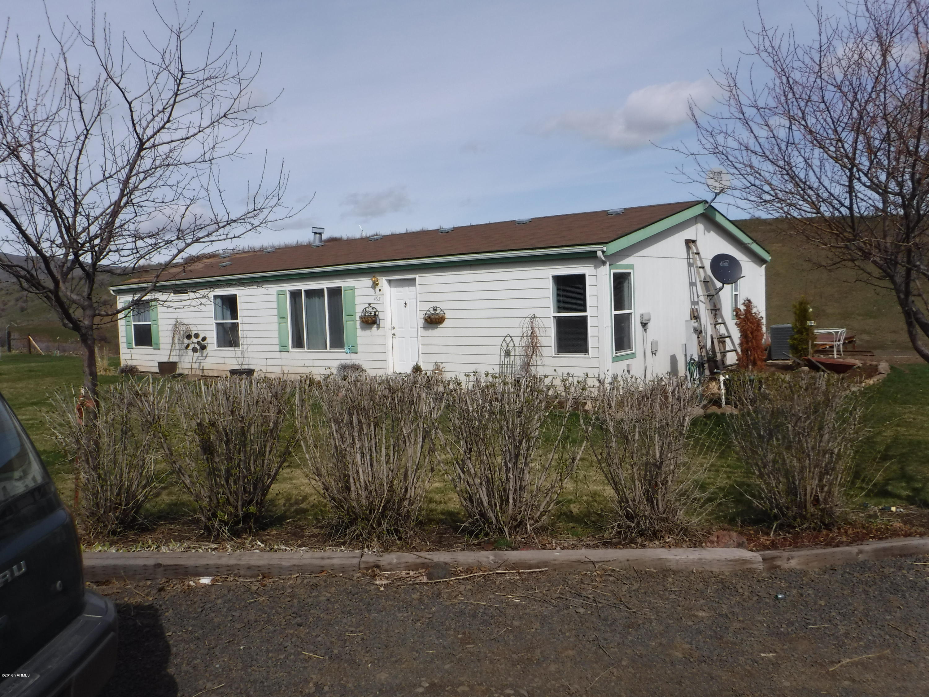 495 Burnham Road Yakima, WA 98908 - Photo 3 of 36 a house view with a outdoor space