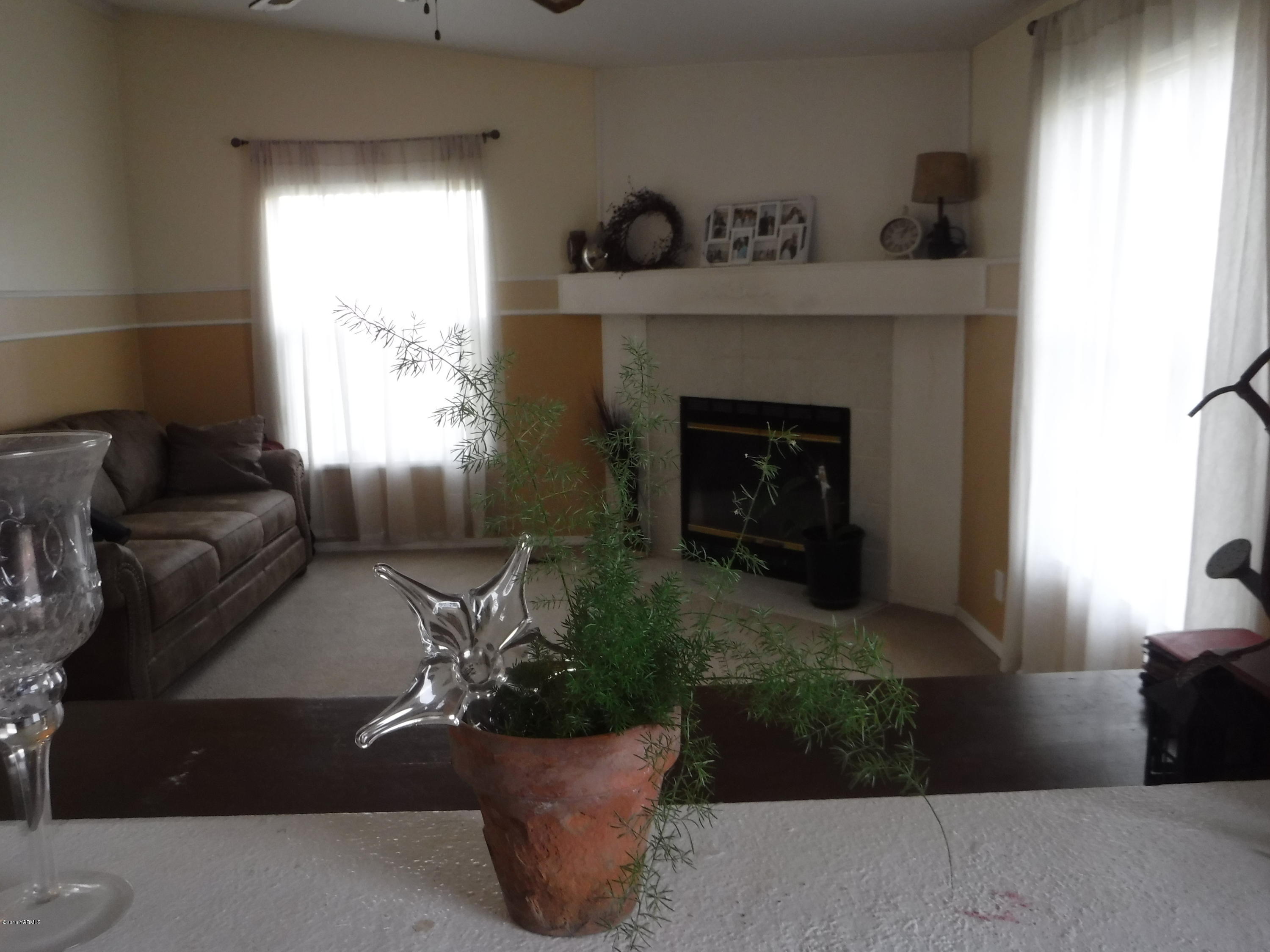 495 Burnham Road Yakima, WA 98908 - Photo 22 of 36 a living room with furniture and a fireplace