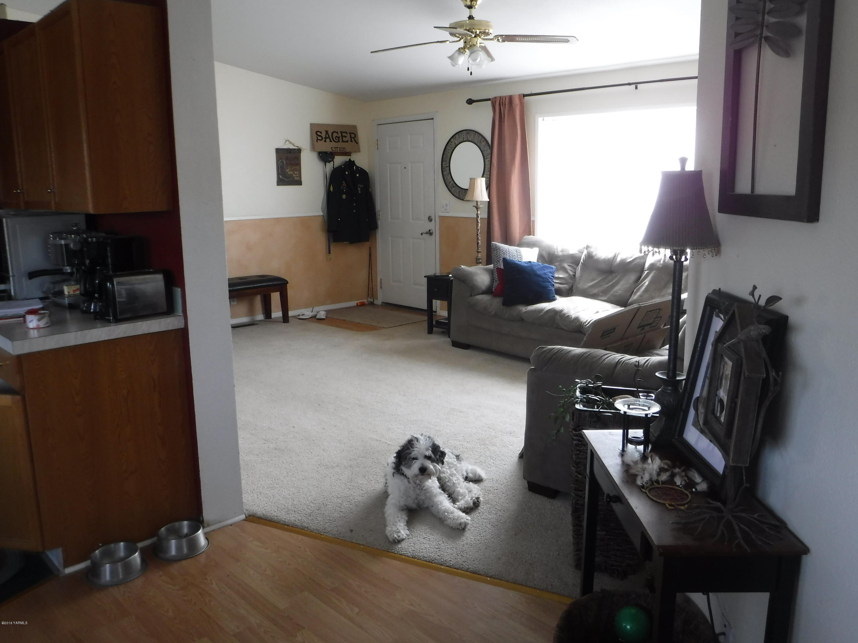 495 Burnham Road Yakima, WA 98908 - Photo 23 of 36 a living room with furniture window and a window
