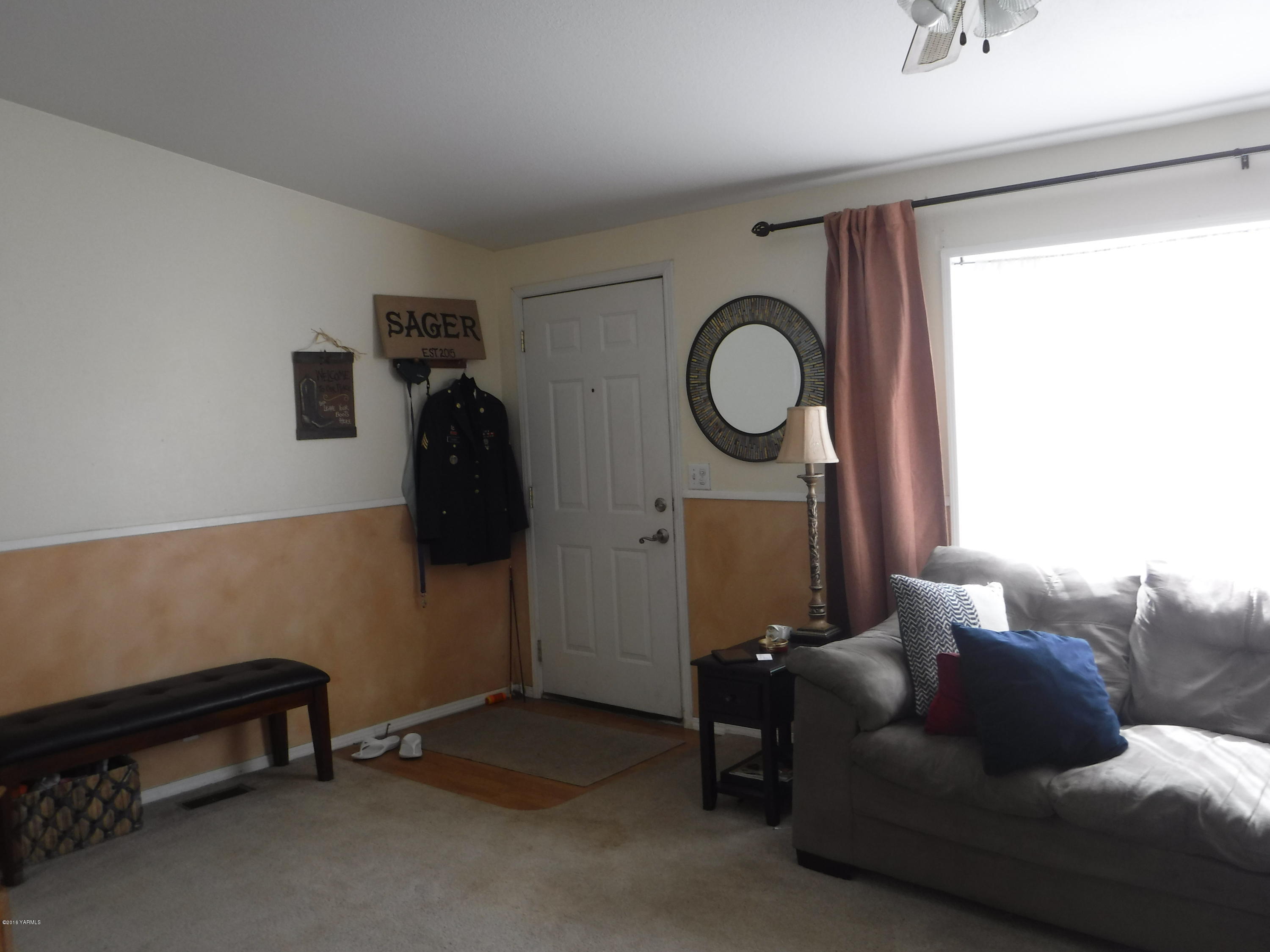 495 Burnham Road Yakima, WA 98908 - Photo 24 of 36 a living room with furniture and a window