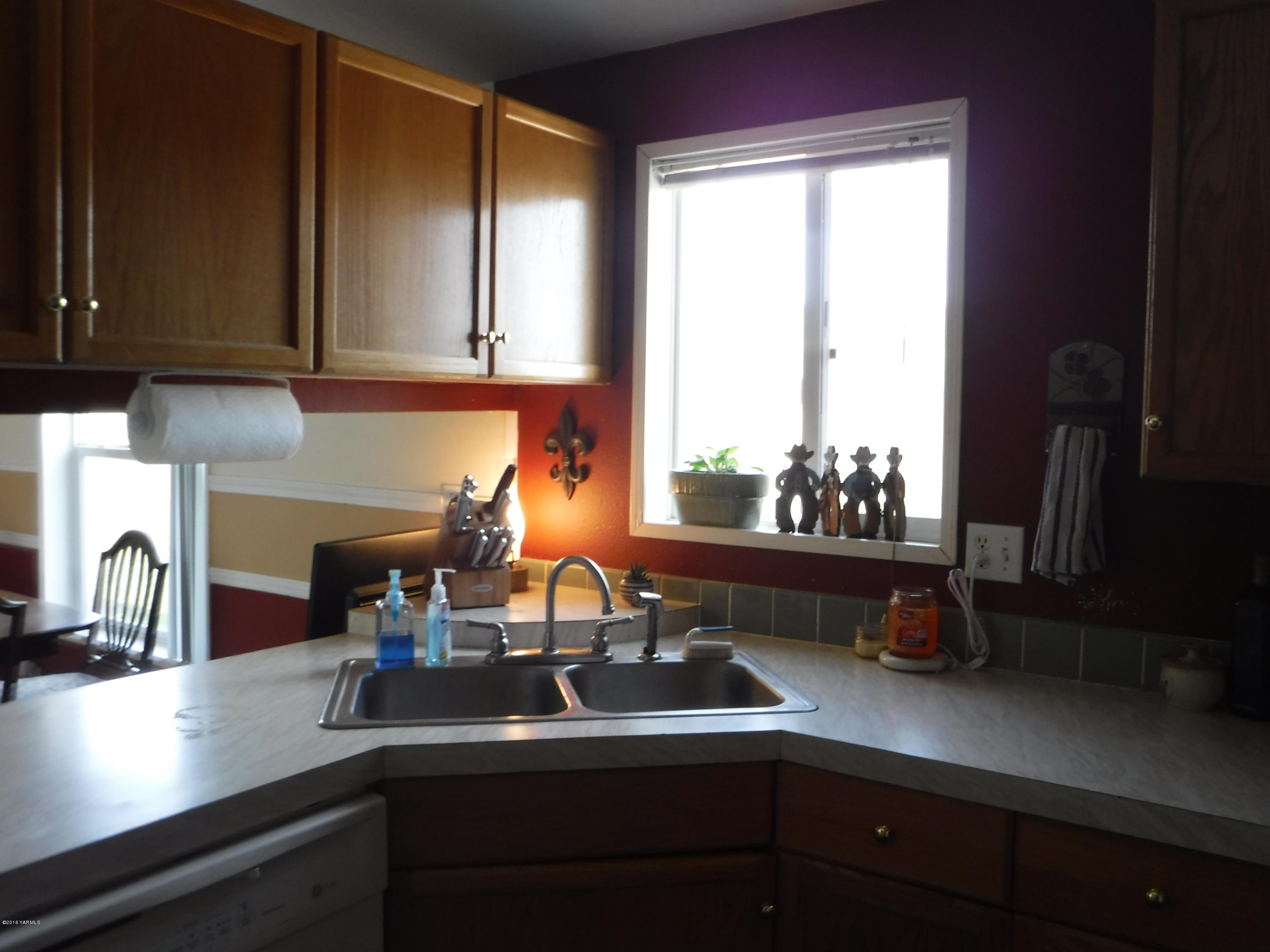 495 Burnham Road Yakima, WA 98908 - Photo 29 of 36 a kitchen with a sink and a window