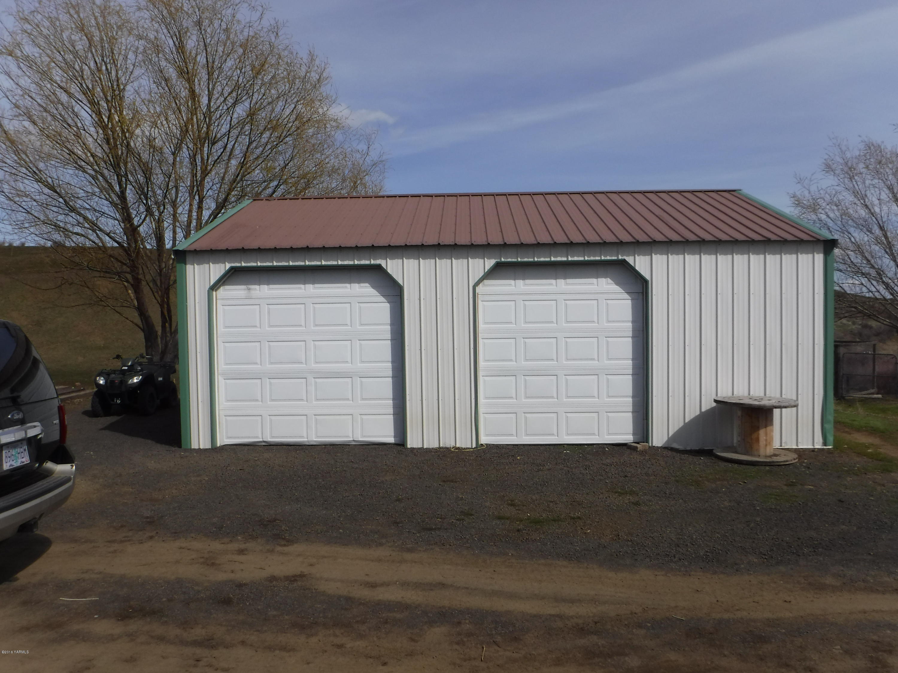 495 Burnham Road Yakima, WA 98908 - Photo 4 of 36 a view of house and garage