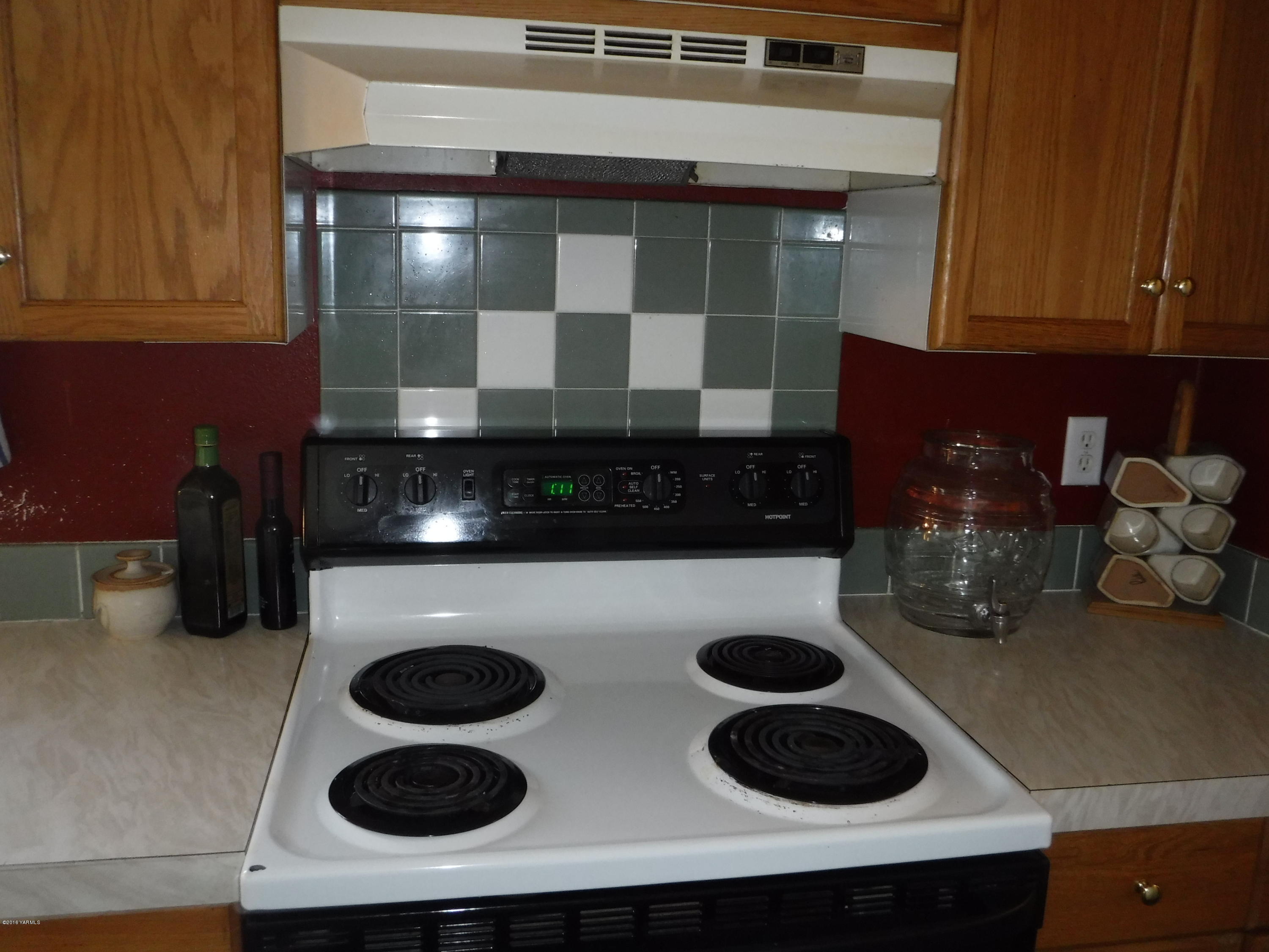 495 Burnham Road Yakima, WA 98908 - Photo 31 of 36 a kitchen with a stove and a microwave