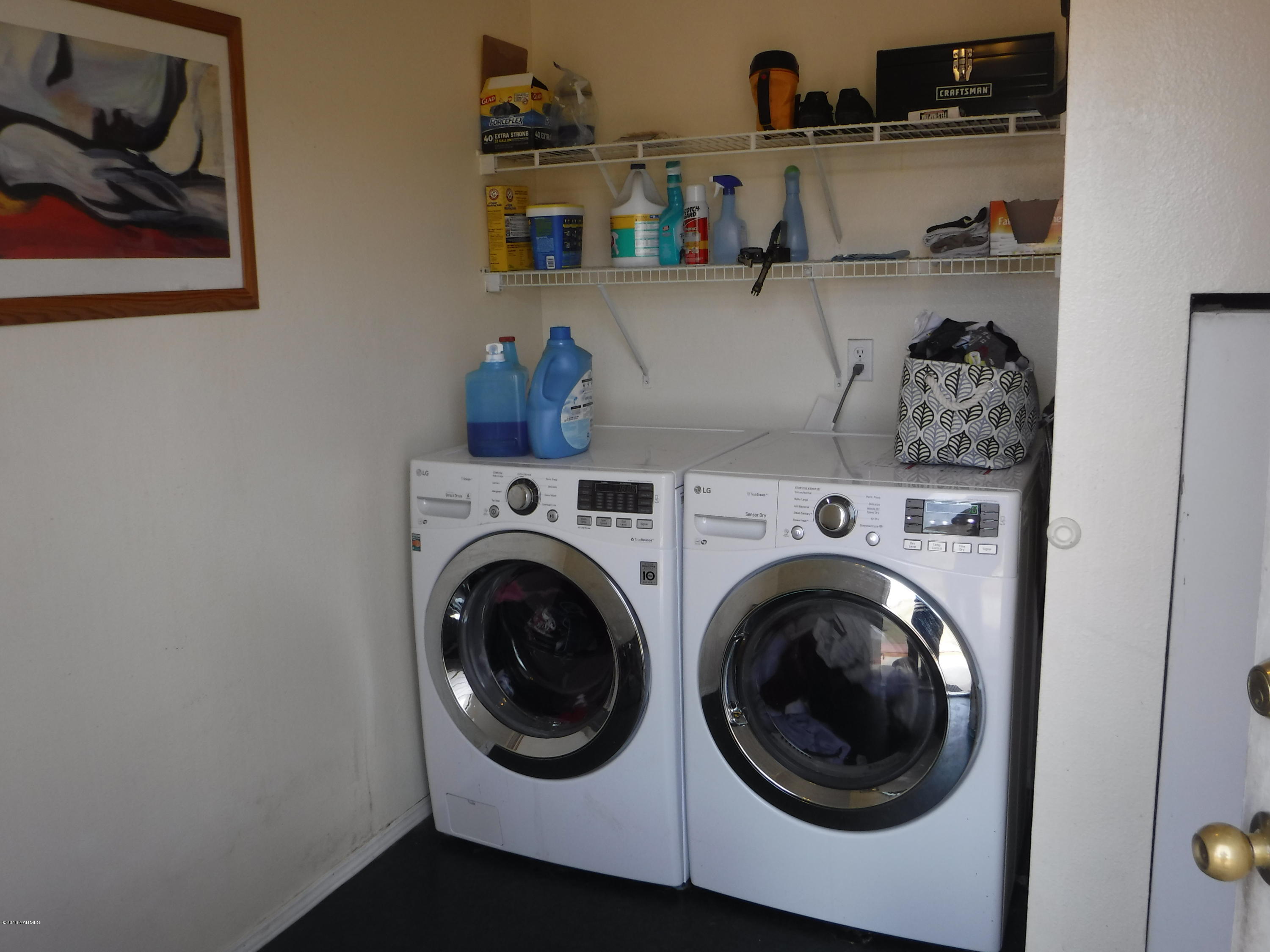495 Burnham Road Yakima, WA 98908 - Photo 32 of 36 a utility room with dryer and washer